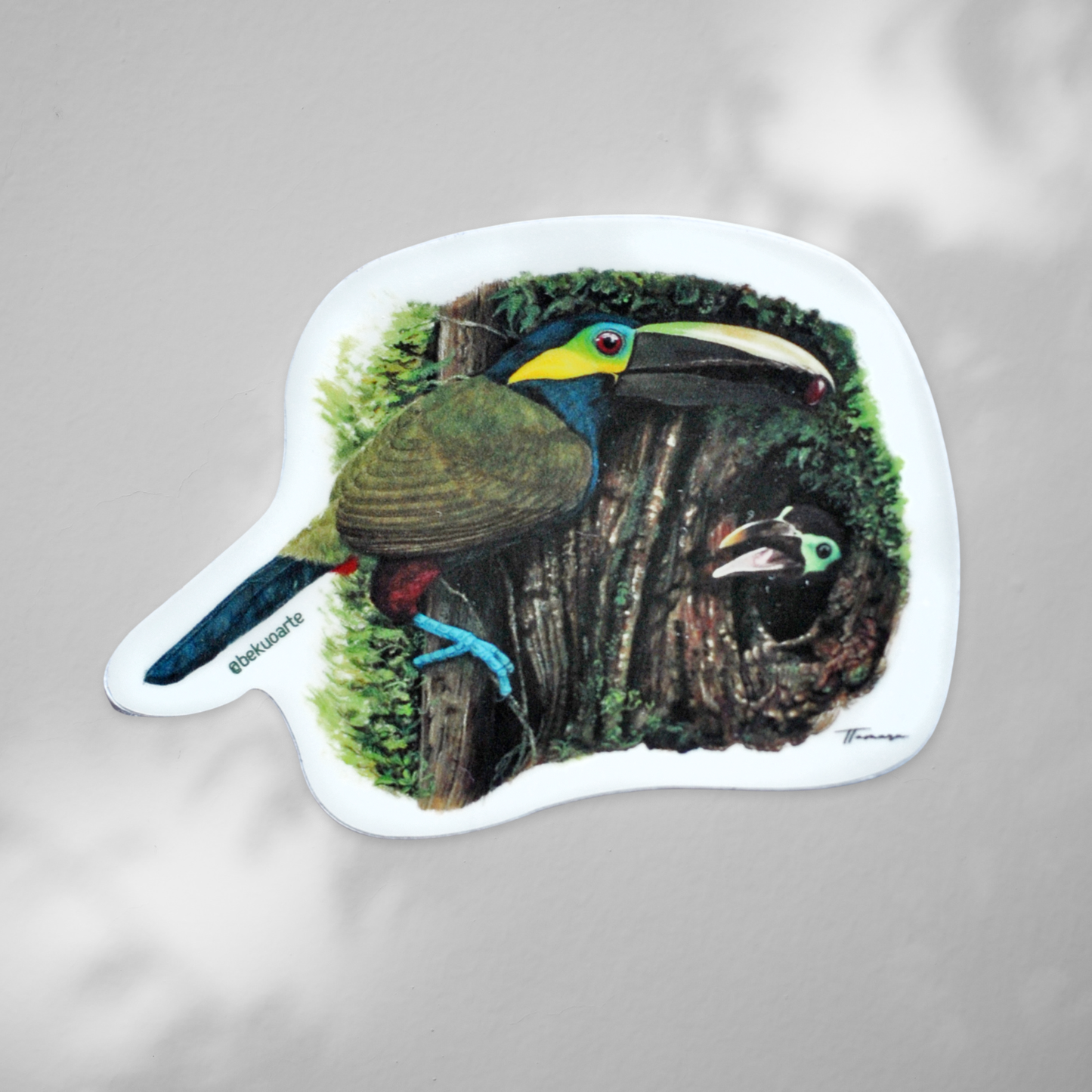Sticker contra agua - Enigmático Tucán Orejiamarillo